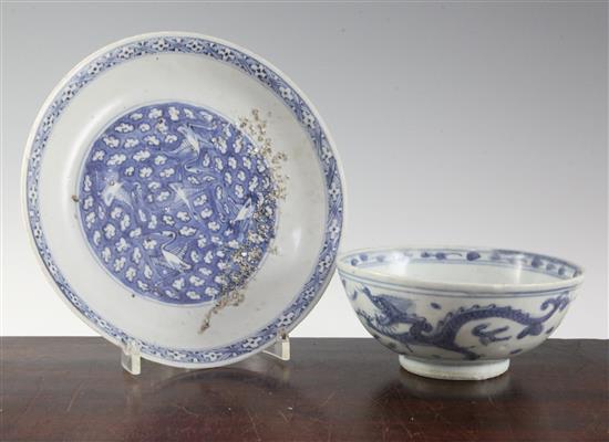 A Chinese blue and white bowl and a similar dish, c.1610-40, 14.5 and 20.5cm, both with sea-etched glaze (2)